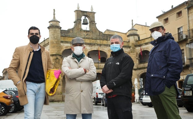 Juan Antonio Pérez Pinto, Rafael Cruz, Javier Bernal y Juan Luis Montero en la plaza Mayor de Ciudad Rodrigo. 