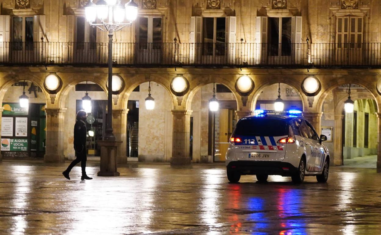 Policía Local en la Plaza Mayor de Salamanca.