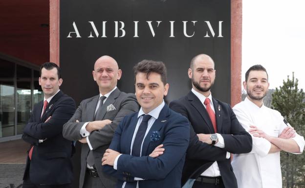 Diego González, David Robledo, Pedro Ruiz Aragoneses, Manuel Gimeno y Cristóbal Muñoz, a la entrada del restaurante. 