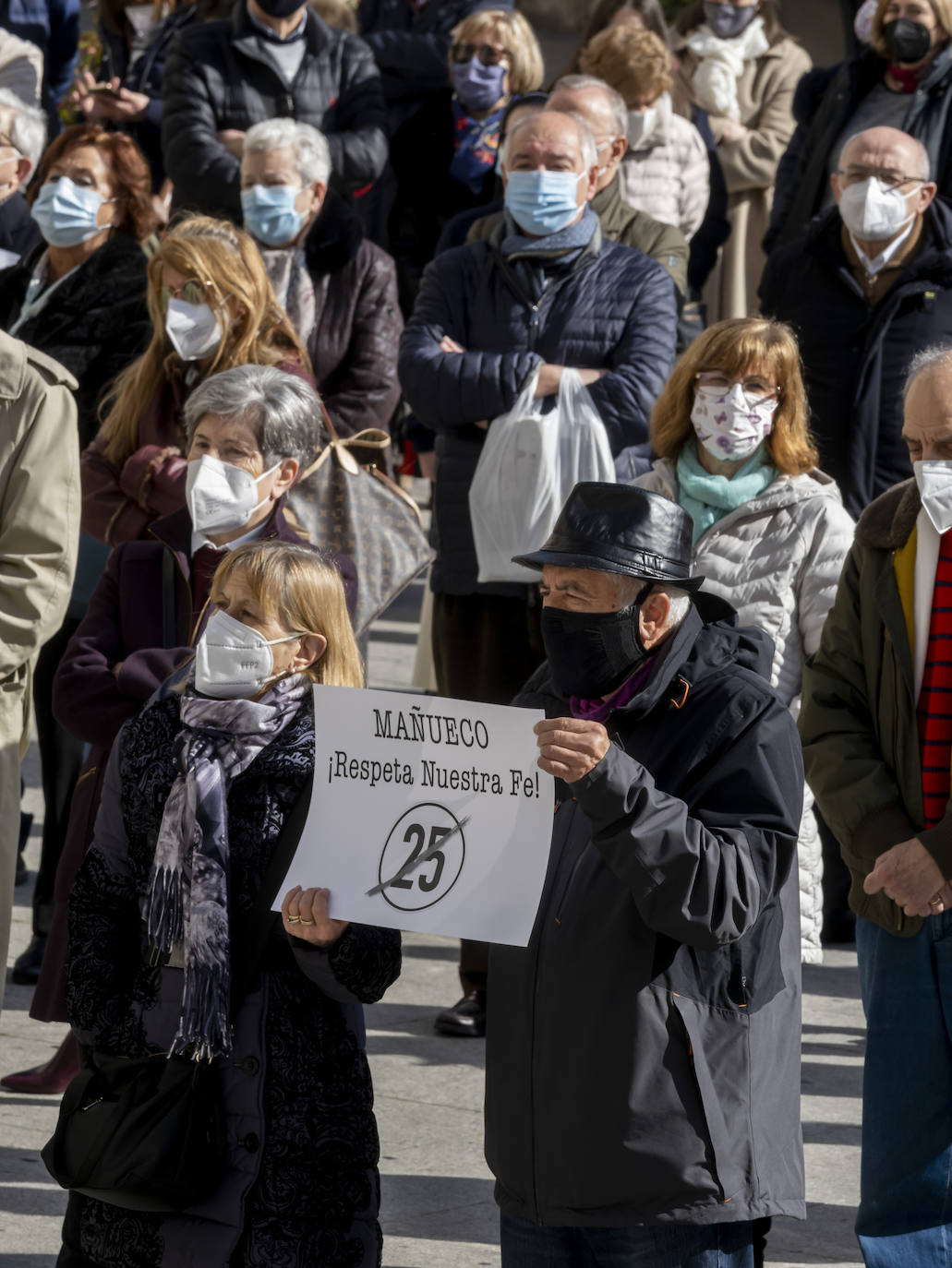 Fotos: Medio millar de personas se manifetan en Valladolid por el aforo de las iglesias