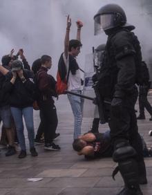 Imagen secundaria 2 - Diferentes momentos de la jornada de las algaradas que se produjeron a partir del 14 de noviembre de 2019.