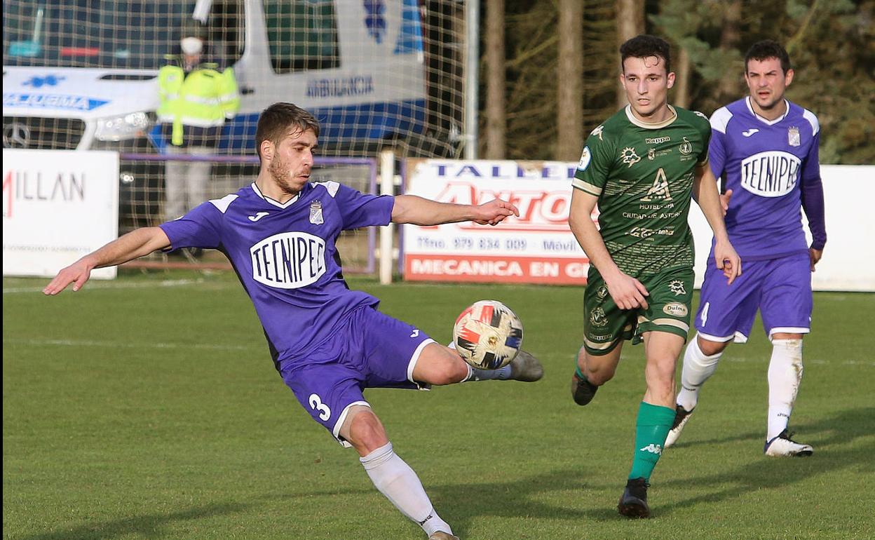 Isma golpea de volea para despejar un balón en el partido de esta tarde. 