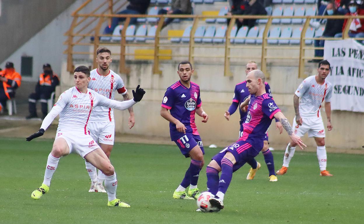 Oriol Rey toca la pelota ante su compañero Moha y la oposición del local Montes.
