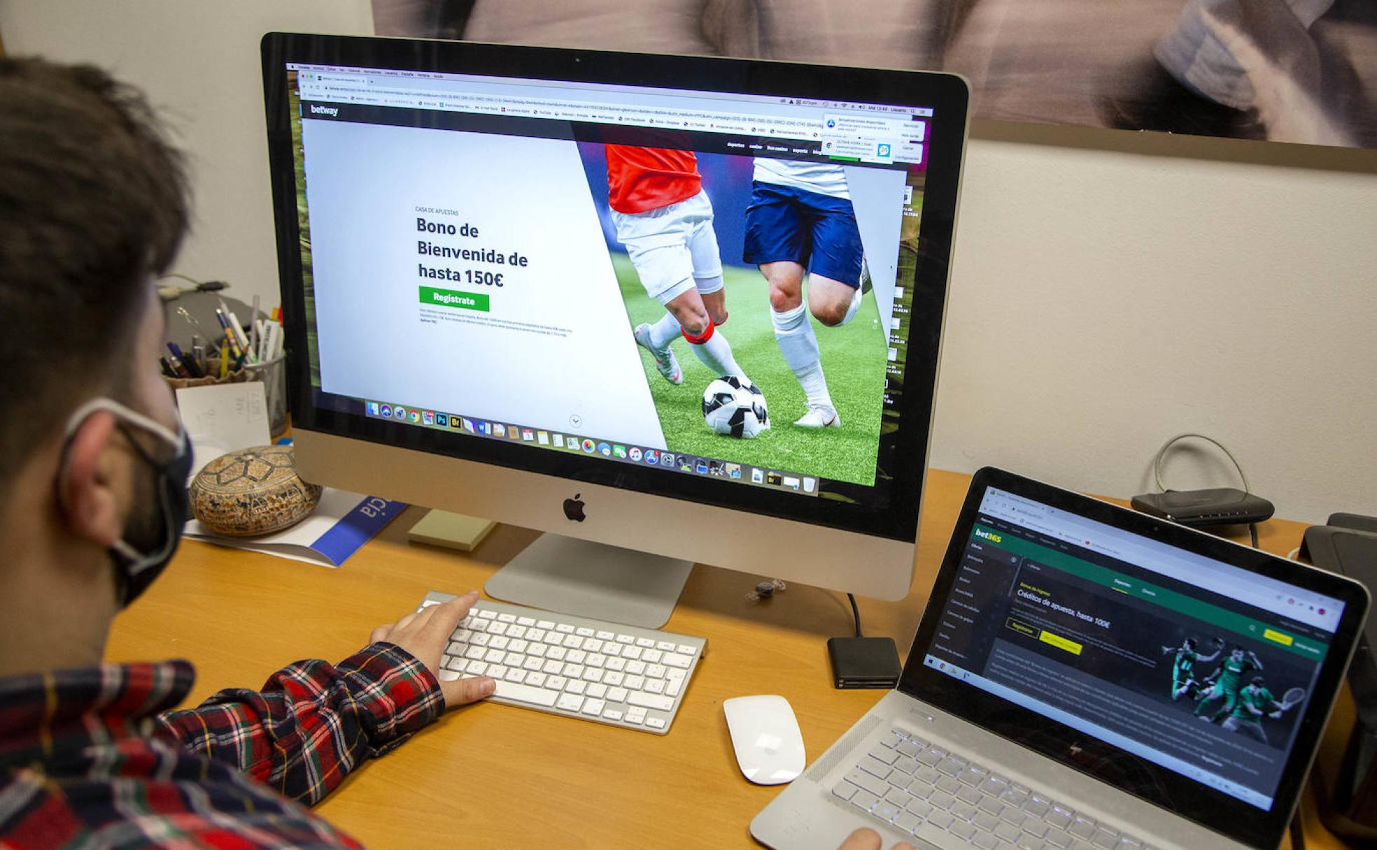 Un joven consulta varias web de apuestas.