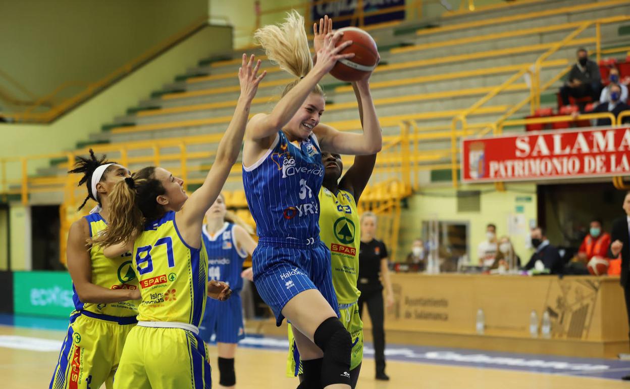 Bella Alaire coge un rebote en el partido de su debut con el CB Avenida. 
