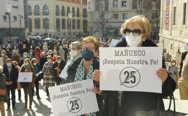 Quinientas personas se concentran en San Benito al grito de «Mañueco, respeta nuestra fe»