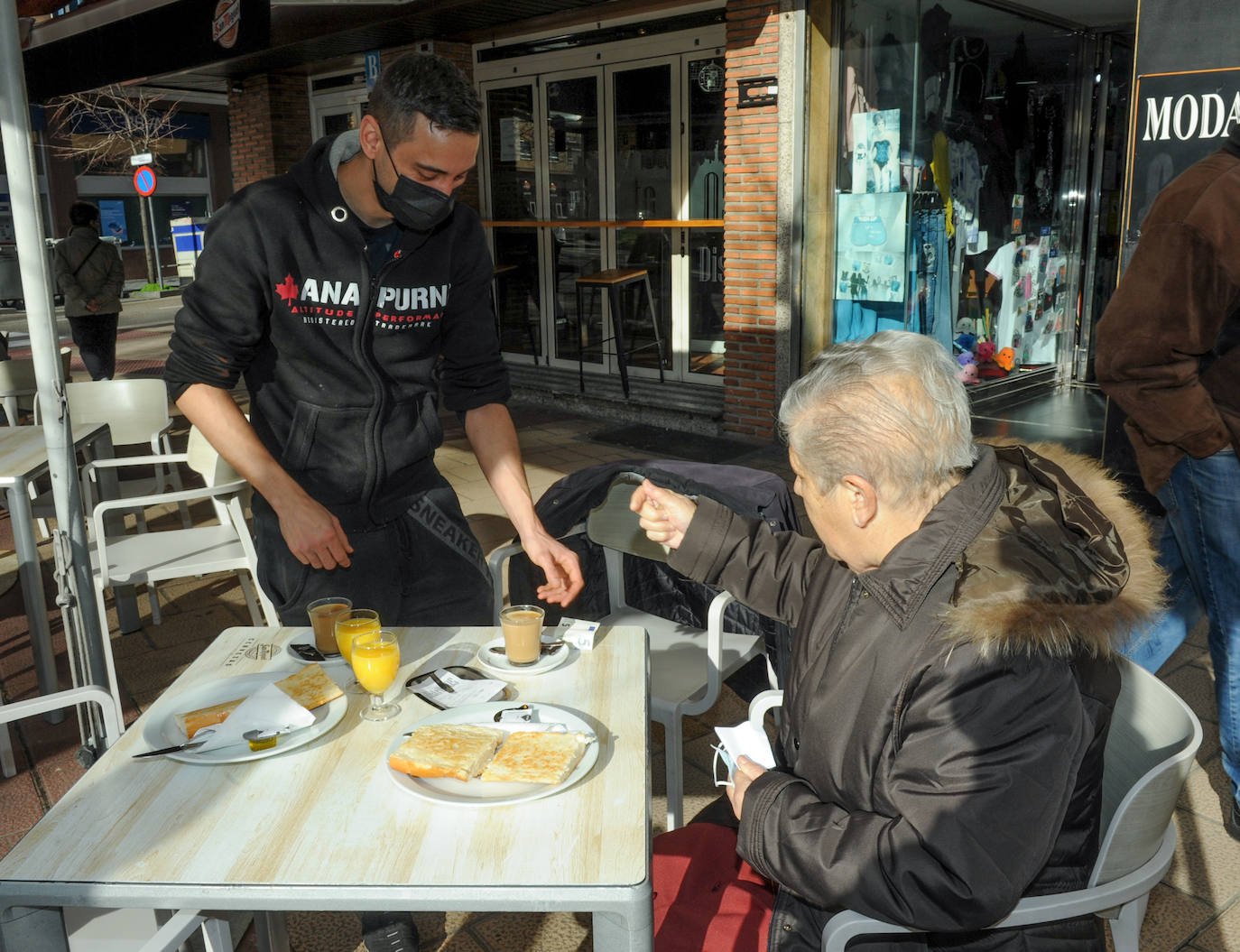 Desayunos en una terraza de Valladolid. 