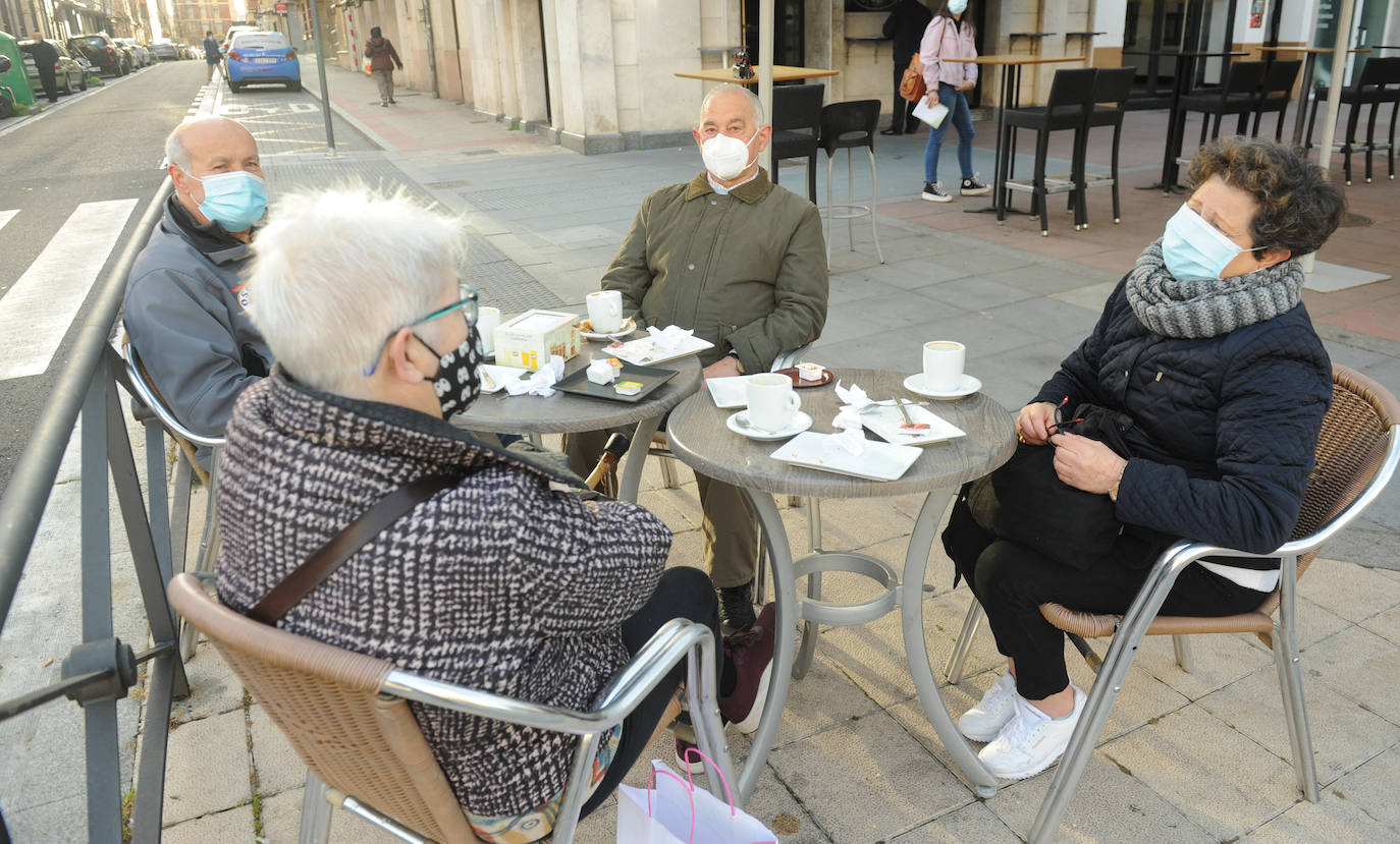 Desayunos en una terraza de Valladolid. 