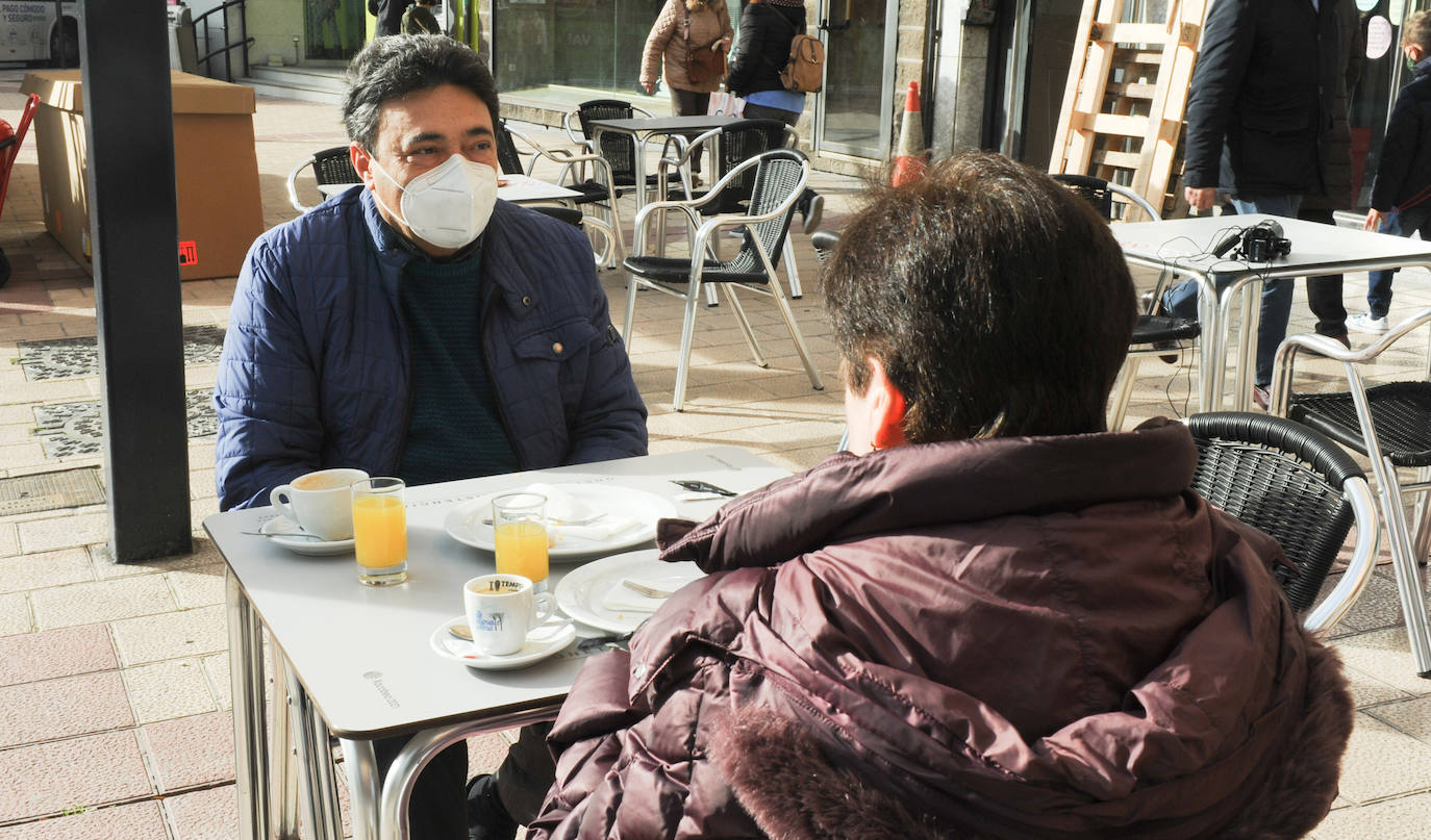 Desayunos en una terraza de Valladolid. 