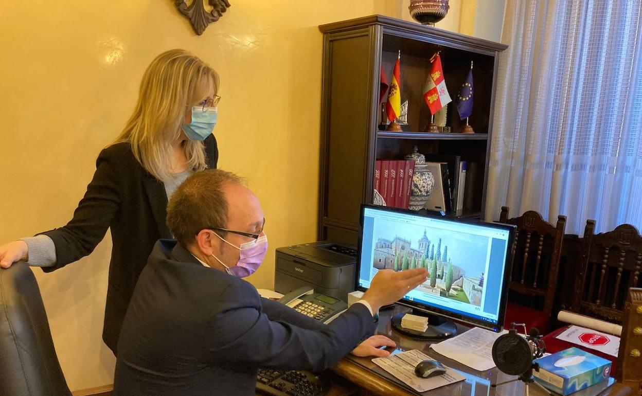 Beatriz Jorge y Marcos Iglesias muestran la actuación prevista en la plaza de Amayuelas. 