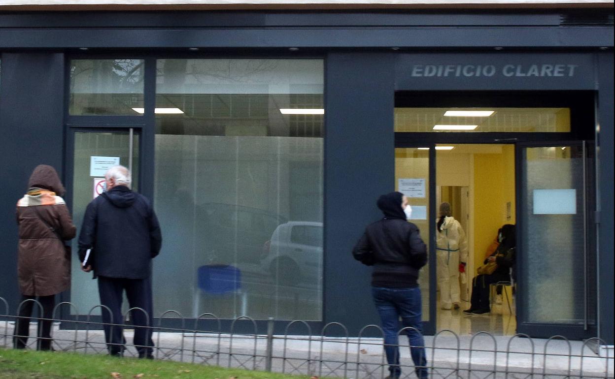 Usuarios a la puerta del centro covid abierto en la avenida Padre Claret de Segovia. 