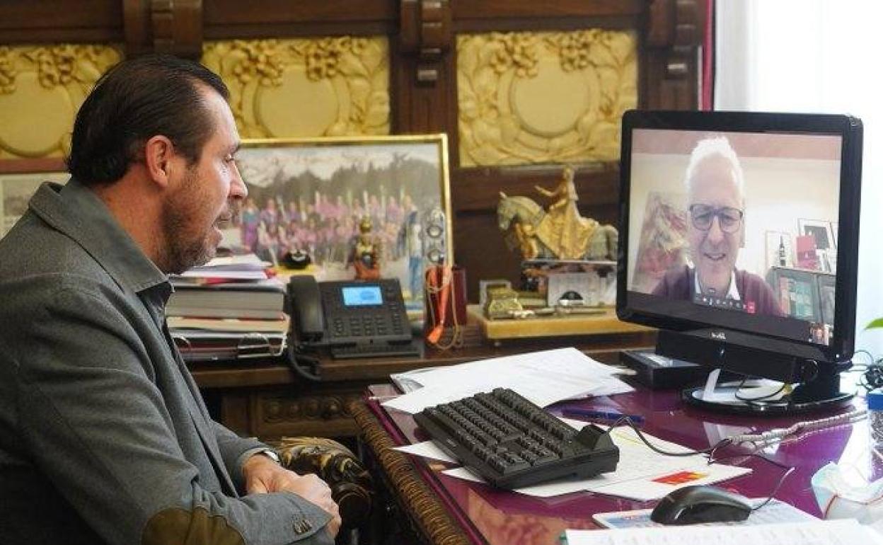 Óscar Puente habla por videoconferencia con su homólogo logroñés. 
