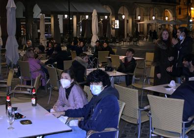 Imagen secundaria 1 - Arriba, patrullas de la Policía Nacional a las 20:25 horas, en el Acueducto.Abajo, a la izquierda, clientes en una terraza de la Plaza Mayor a las 20:10 horas. A la derecha, tránsito de personas por la Calle Real cinco minutos antes de las ocho de la tarde, con buena parte de los comercios ya cerrados. 