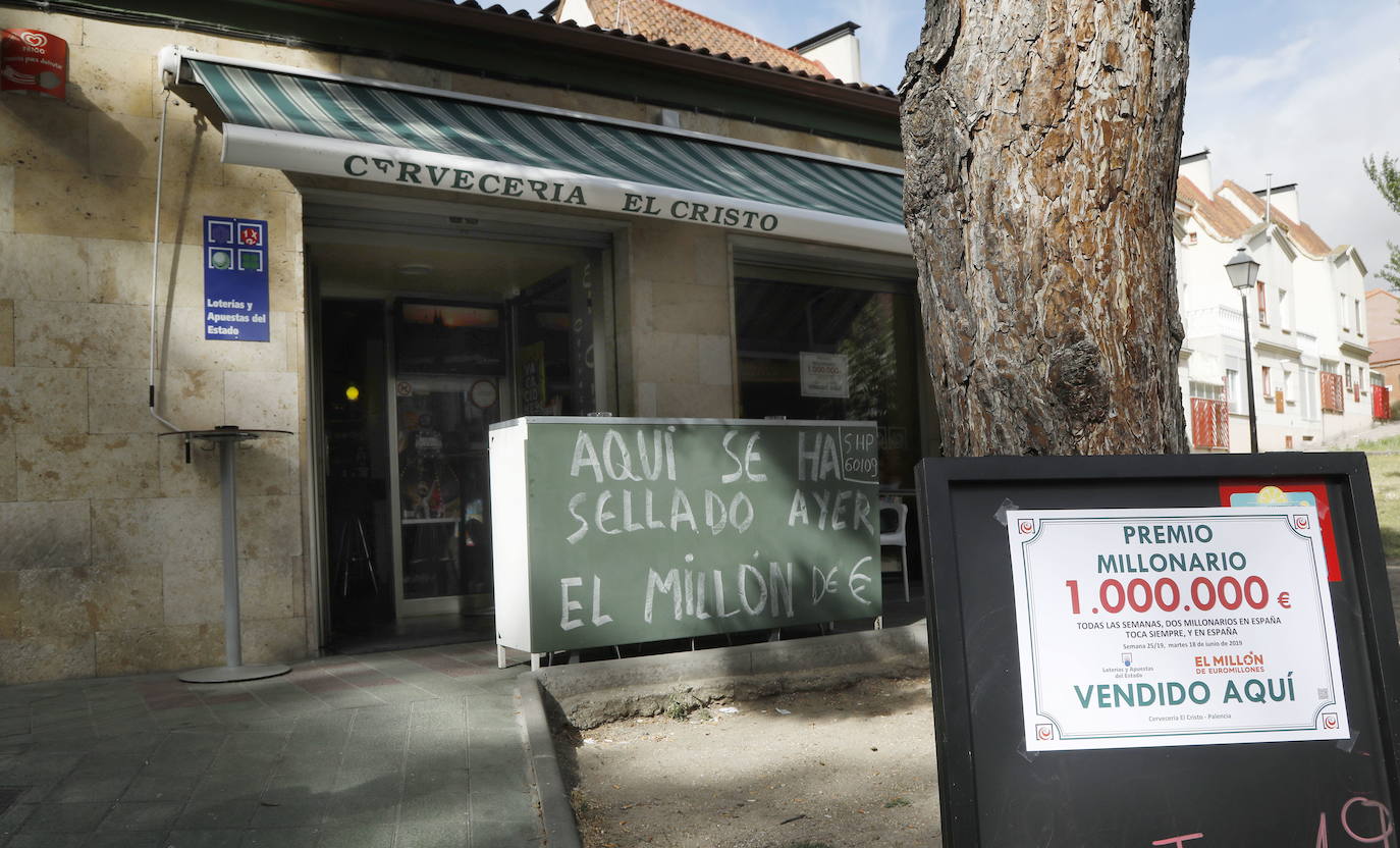 Cartel que anunciaba el premio a la puerta del establecimiento del Cristo. 