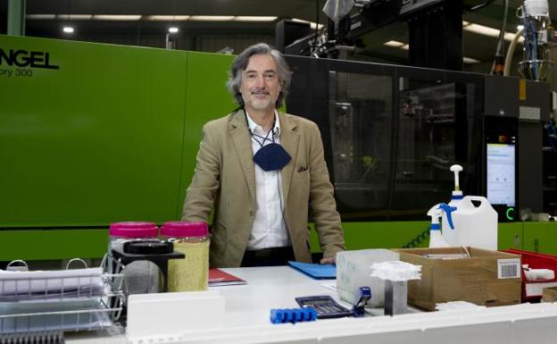 Javier San Miguel, en un momento de la entrevista en las instalaciones de Eurobelt, en el polígono de San Cristóbal.