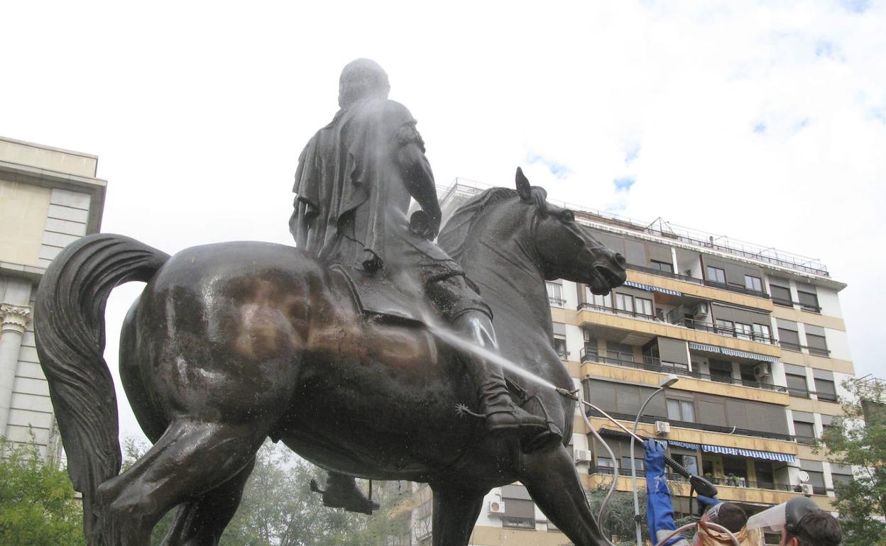 Estatua de Hernán Cortés en Cáceres