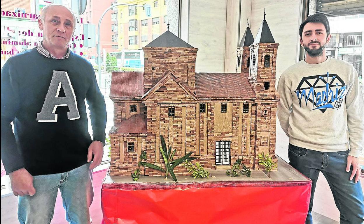 Ángel Rodríguez y su hijo Sergio con la maqueta de la iglesia El Salvador. 