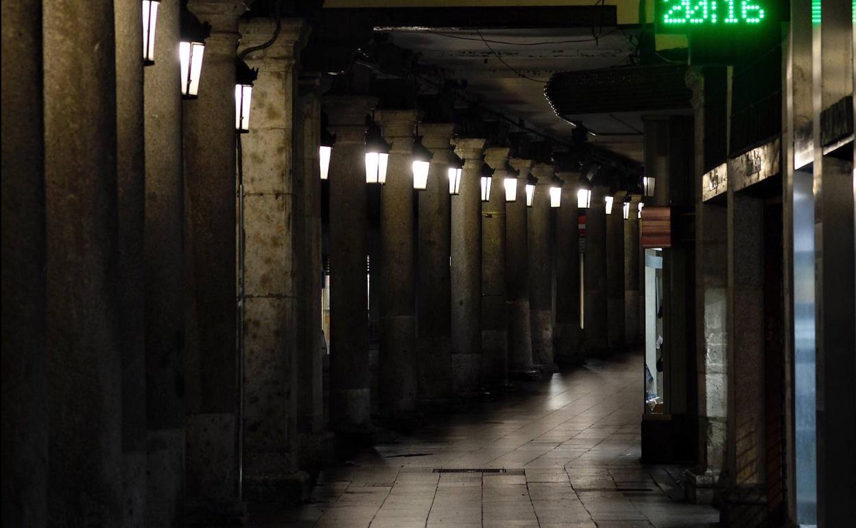 Calle de Valladolid, desierta por el toque de queda.