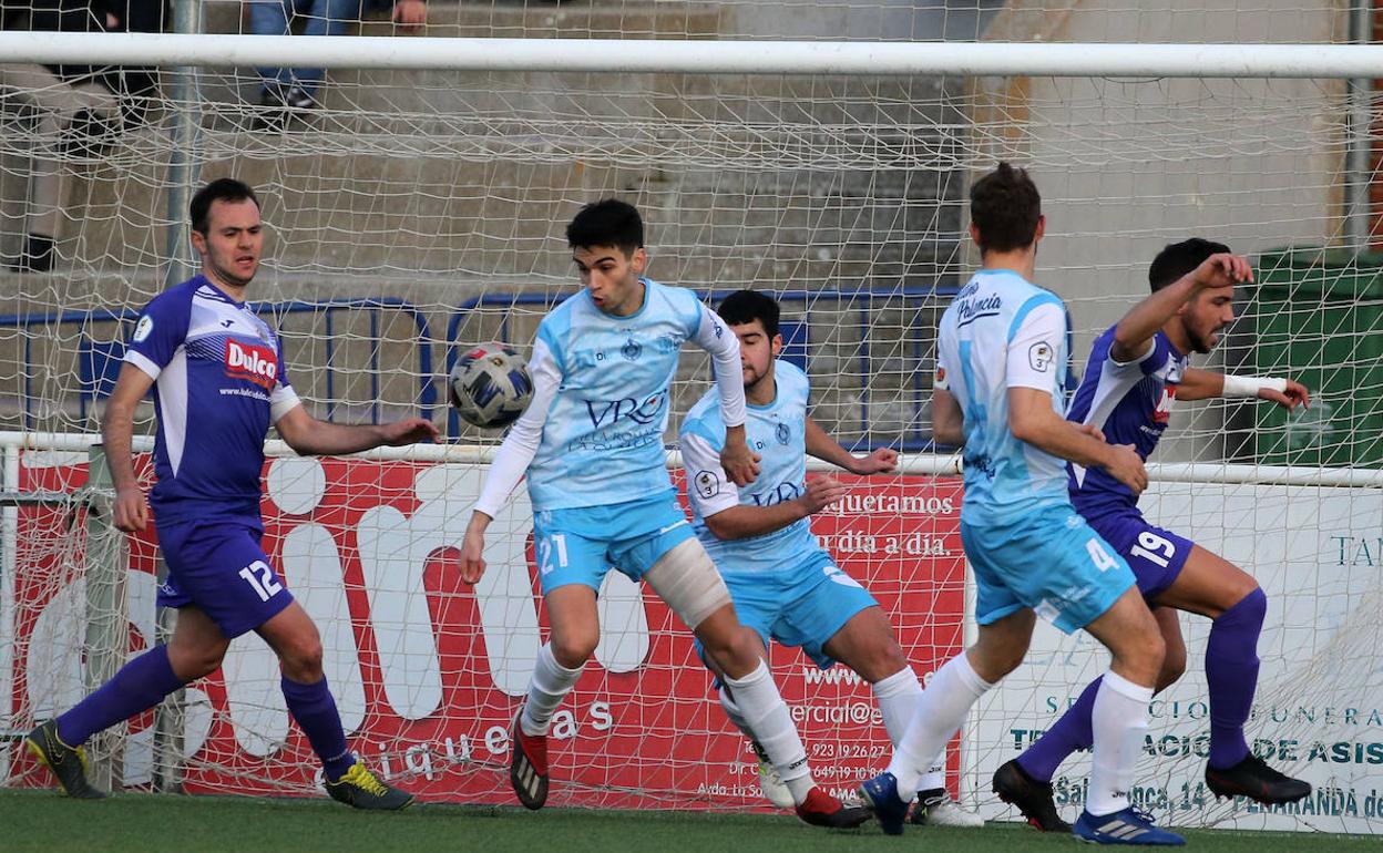 Raúl Arroyo espera que caiga el balón en el partido del Palencia Cristo ante el Peñaranda.