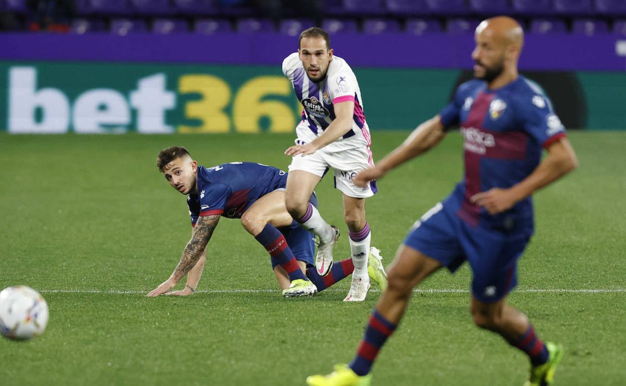 Nacho persigue un balón en el partido ante el Huesca. 