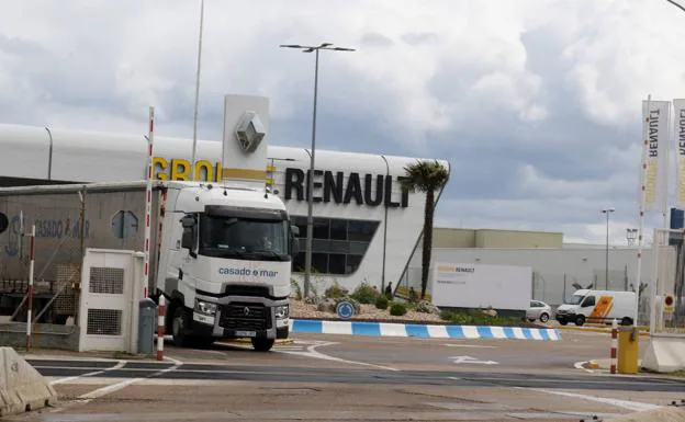 Renault logra un acuerdo con la mayoría sindical que despeja el futuro con más coches y motores