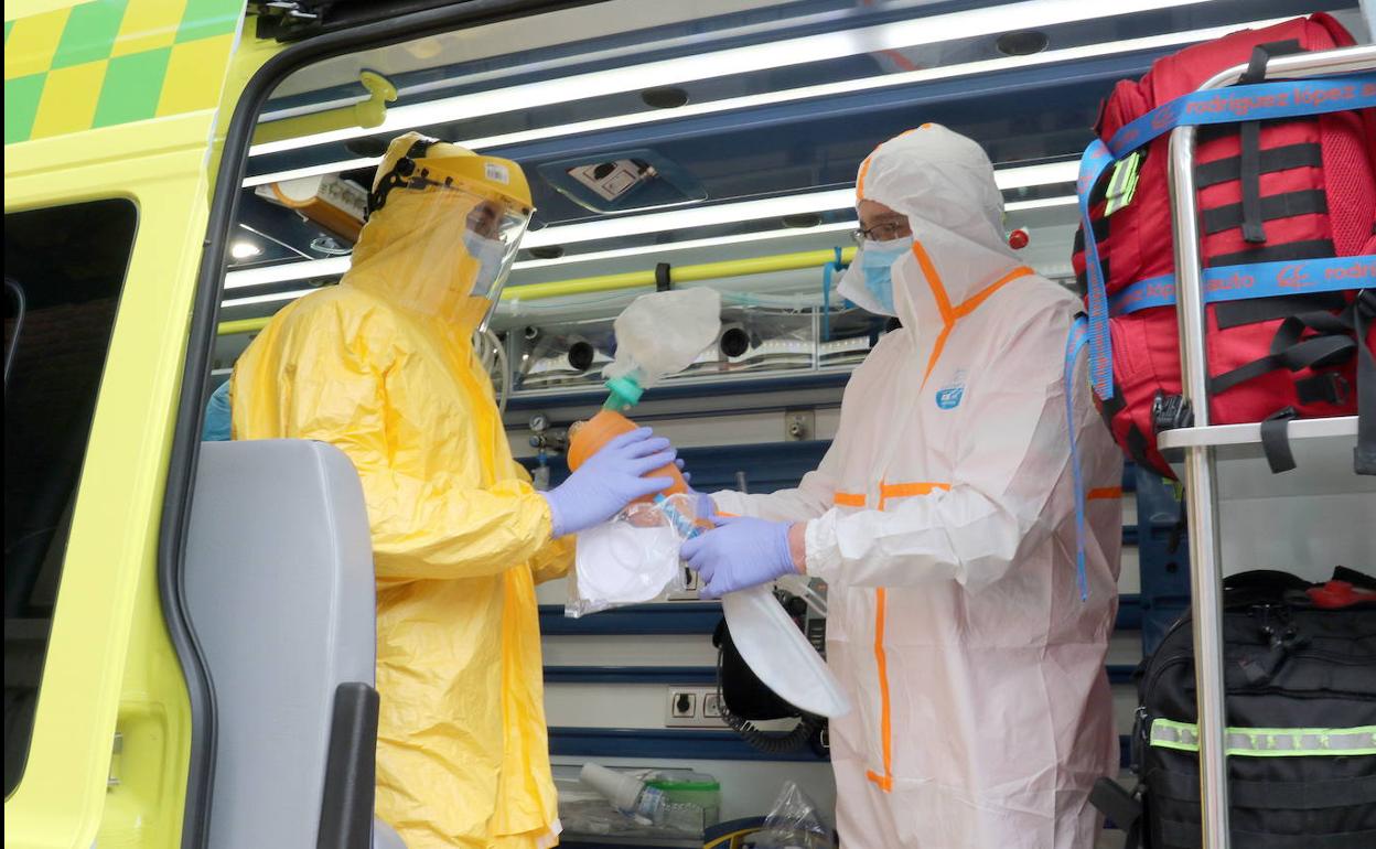 Un enfermero y un médico del Sacyl, durante una joranda de trabajo.