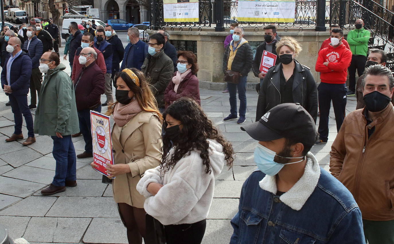 Protesta de hosteleros, este martes, en la Plaza Mayor de Segovia.