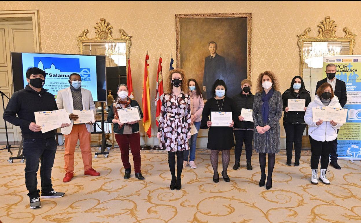 Foto de familia de los participantes en el curso y de representantes institucionales.