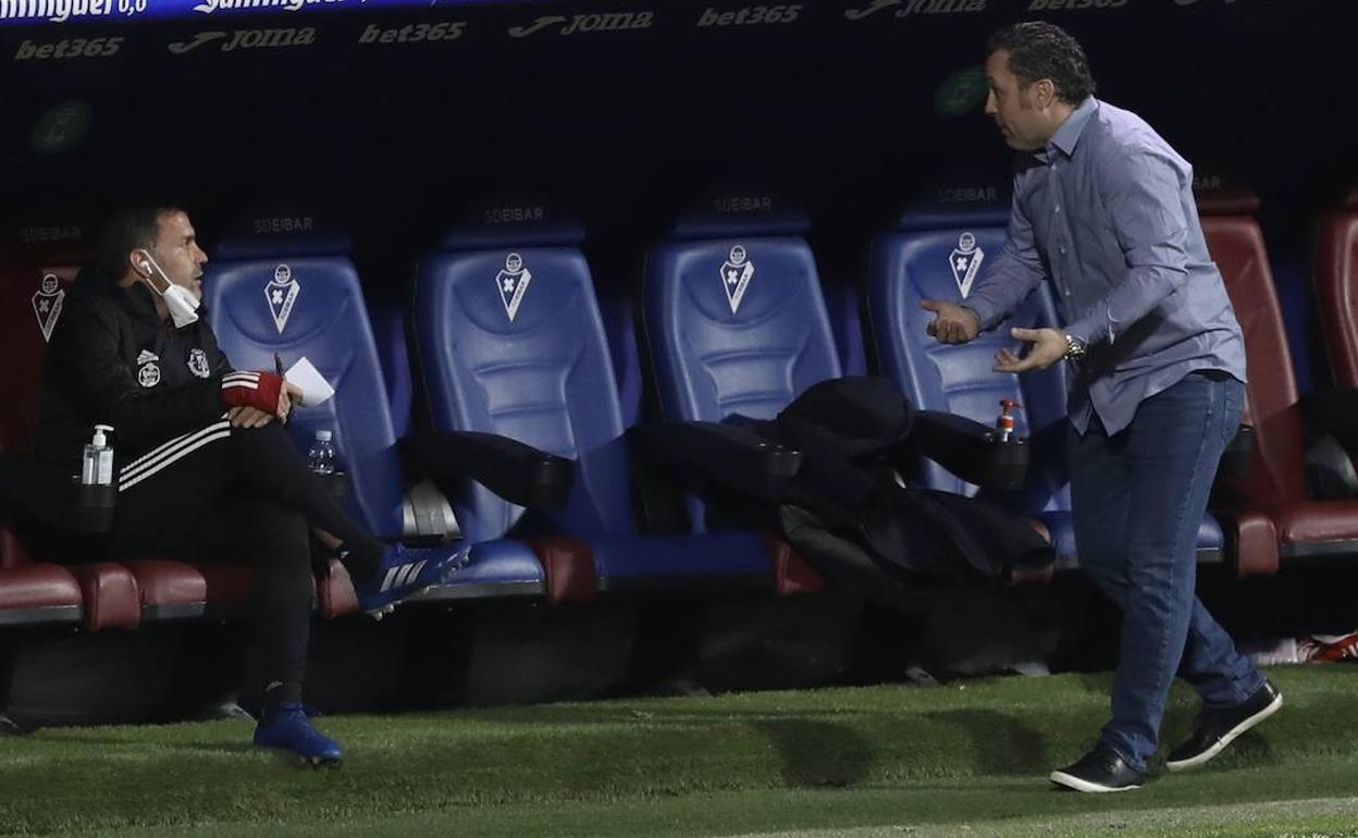 Sergio González comenta una acción del partido en Eibar con su ayudante, Diego Ribera. 