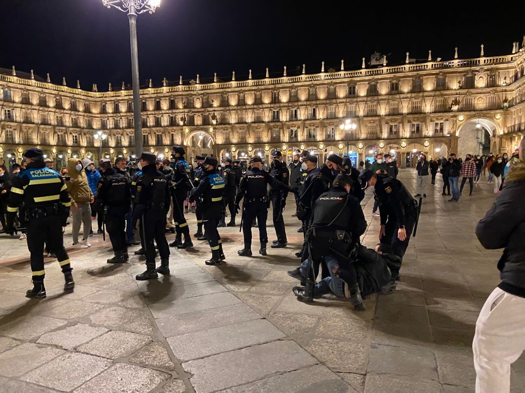 Fotos: 200 manifestantes reclaman libertad para el rapero Pablo Hasél en la Plaza Mayor