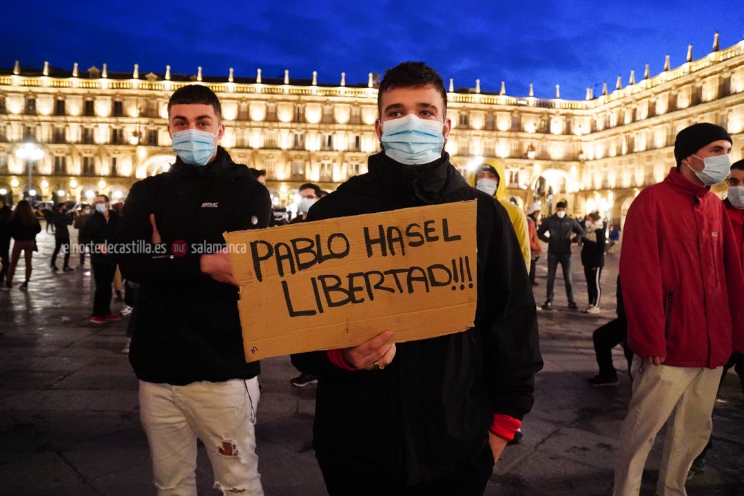 Fotos: 200 manifestantes reclaman libertad para el rapero Pablo Hasél en la Plaza Mayor