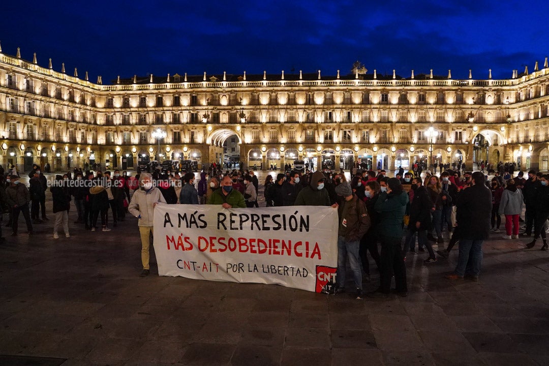 Fotos: 200 manifestantes reclaman libertad para el rapero Pablo Hasél en la Plaza Mayor