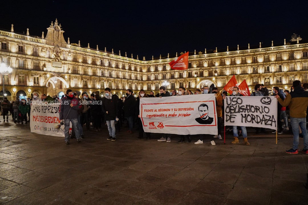 Fotos: 200 manifestantes reclaman libertad para el rapero Pablo Hasél en la Plaza Mayor