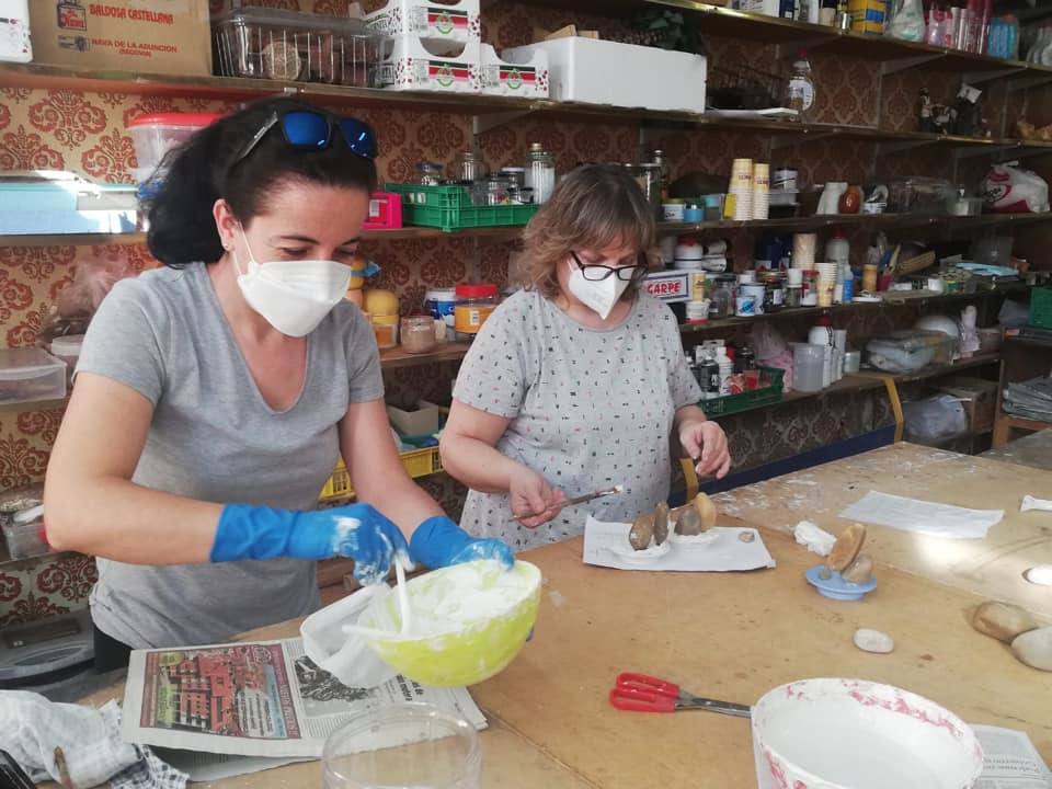 Belenistas trabajan en la iniciativa 'Piedras de la esperanza'. 