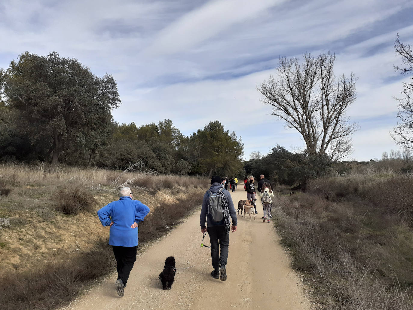 Un grupo de excursionistas en el pantano de la Santa Espina.