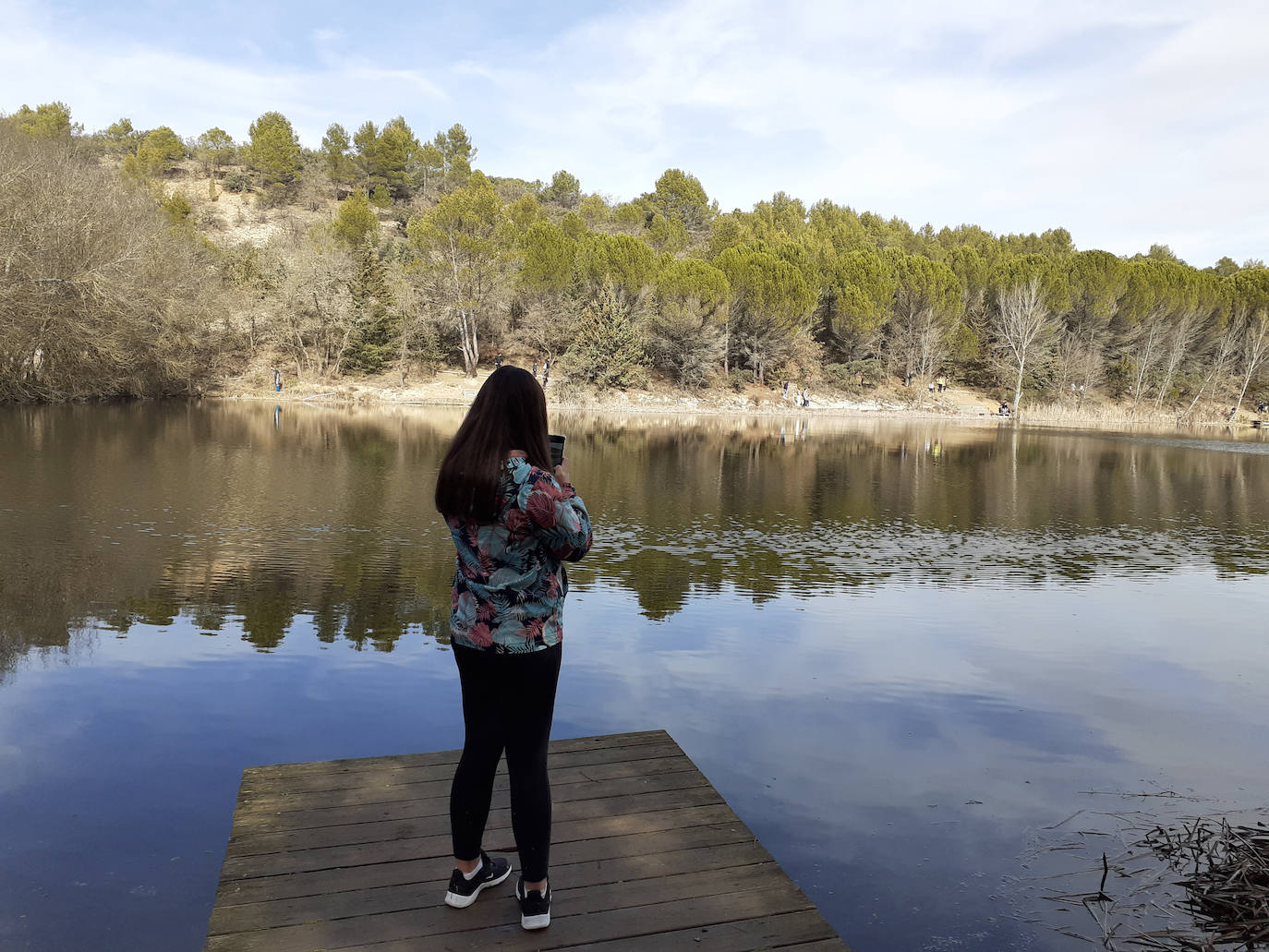 Un grupo de excursionistas en el pantano de la Santa Espina.