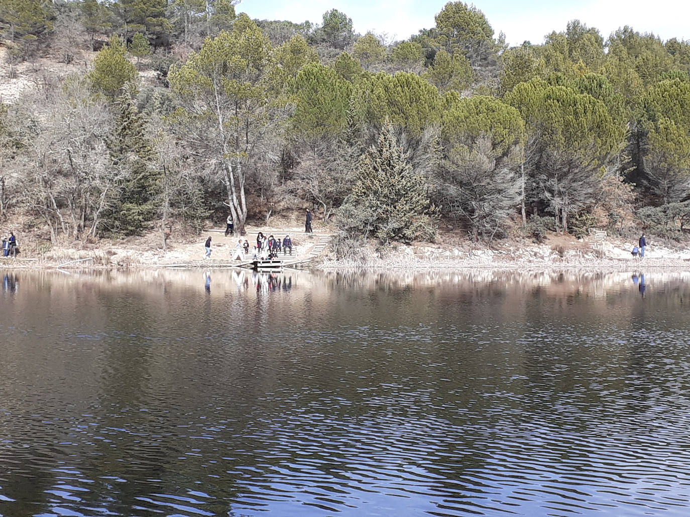 Un grupo de excursionistas en el pantano de la Santa Espina.