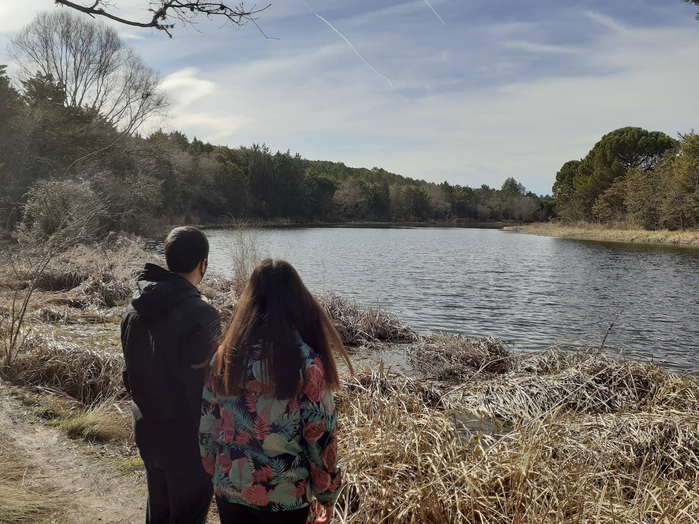 Un grupo de excursionistas en el pantano de la Santa Espina.