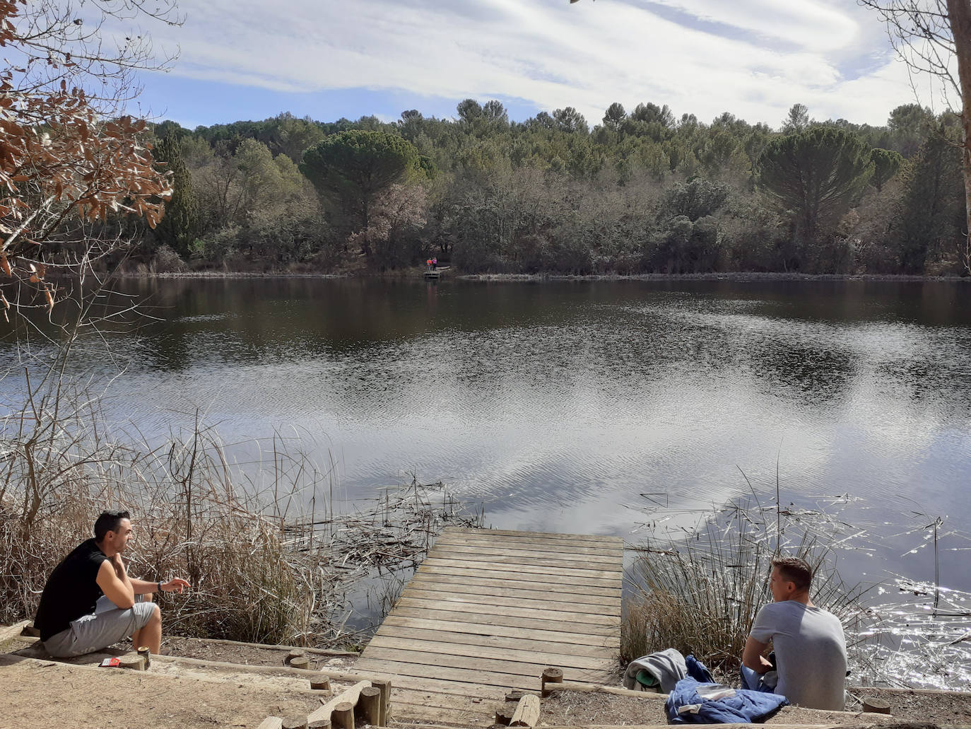 Un grupo de excursionistas en el pantano de la Santa Espina.