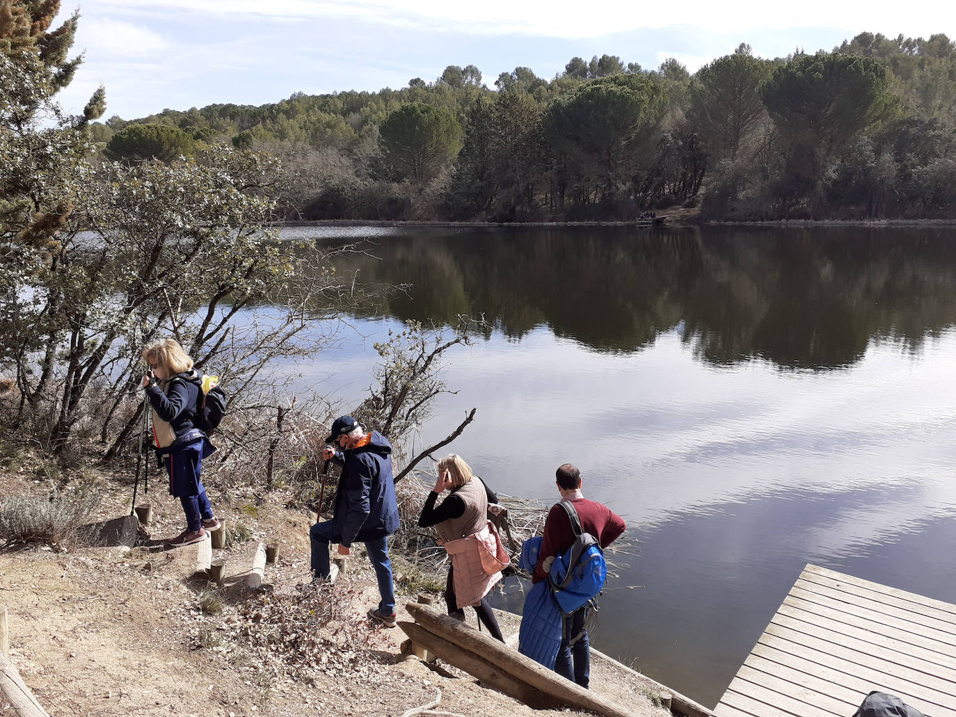 Un grupo de excursionistas en el pantano de la Santa Espina.