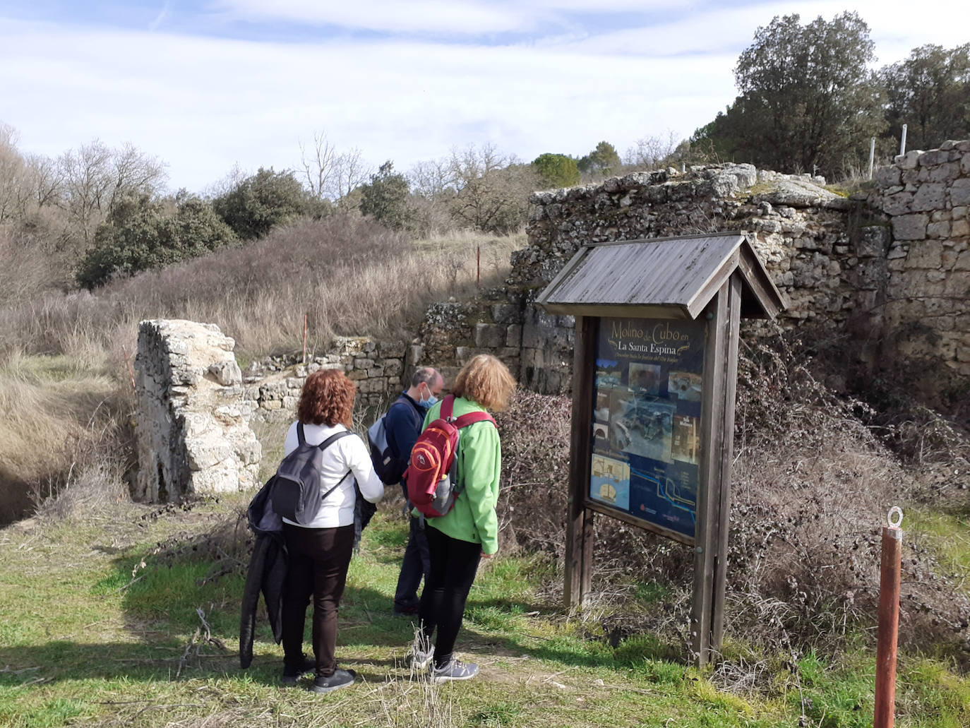 Un grupo de excursionistas en el pantano de la Santa Espina.