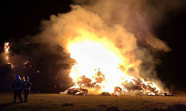 Fotos: Un incendio intencionado quema 180 toneladas de paja en Valladolid