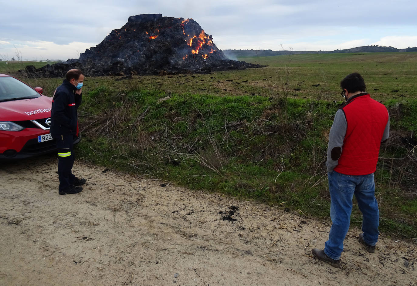 Fotos: Un incendio intencionado quema 180 toneladas de paja en Valladolid