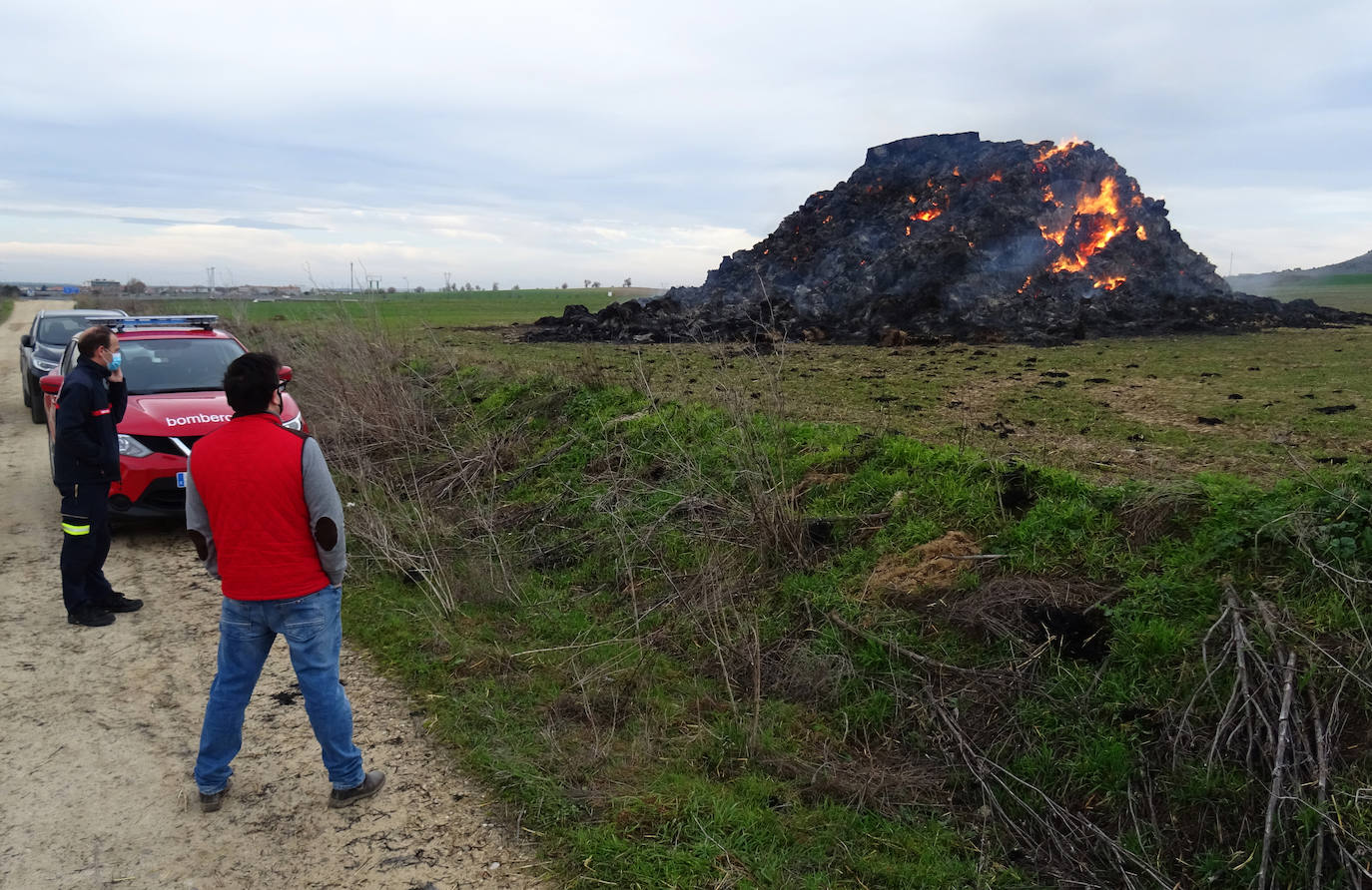 Fotos: Un incendio intencionado quema 180 toneladas de paja en Valladolid