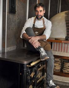 Imagen secundaria 2 - Arriba, Miguel Ángel de la Cruz huele un gran tarro con jalea de piña verde, preparada por él. Abajo, varios tarros con vinagres y otros productos, y el chef en la cocina bilbaína. 