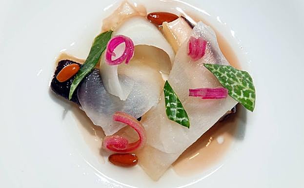 Brotes de cardo mariano con boletus, piñones, tocino vegetal (finas láminas de remolacha blanca y tallos de remolacha roja). 