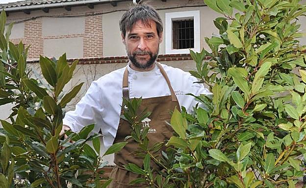 Miguel Ámgel de la Cruz destrás de un laurel en el huerto de La Botica de Matapozuelos. 