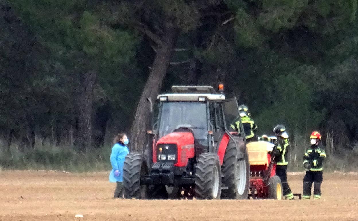 Bomberos y servicios de medicina legal trabajan en el lugar del suceso.