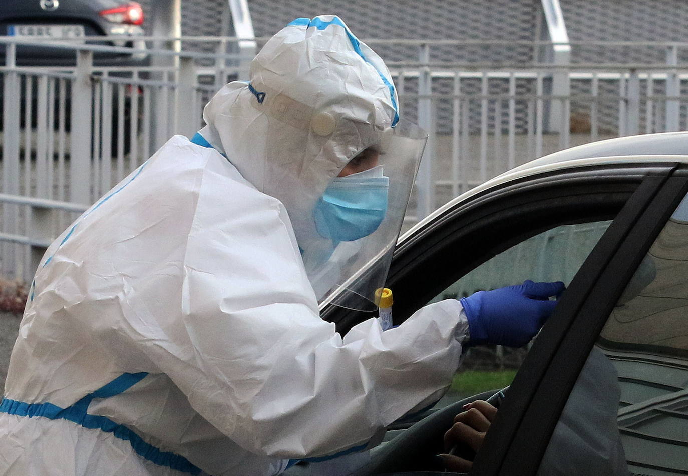 Una sanitaria realiza una PCR a un conductor en el espacio habilitado en el Hospital General de Segovia. 