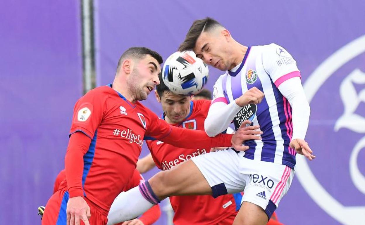 Uche remata ante dos jugadores del Numancia